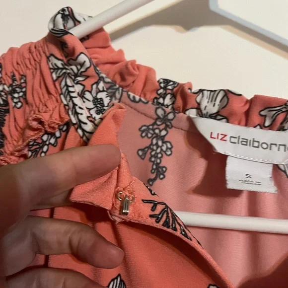 Liz Claiborne Floral Coral Top - Picture 5 of 6